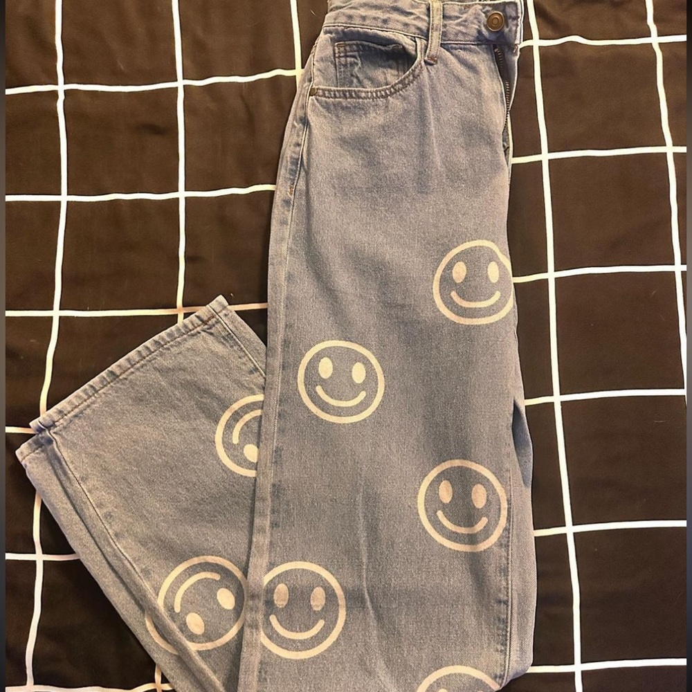 FASHION NOVA SMILEY FACE BOYFRIEND JEANS
